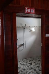uma porta de garagem branca com chuveiro em Moc Chau Town - Homestay em Mộc Châu