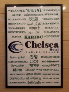 un panneau pour l'équipe de football chelsea dans l'établissement Chelsea Hotel, à Dar es Salaam