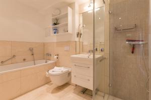 ein Bad mit einem WC, einer Dusche und einem Waschbecken in der Unterkunft Villa Allegra in Binz