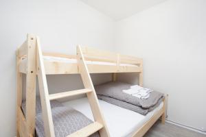 Divstāvu gulta vai divstāvu gultas numurā naktsmītnē Nordurey Apartments