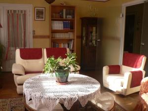 - un salon avec une table et une plante dans l'établissement Clo Hujobe, à Parthenay