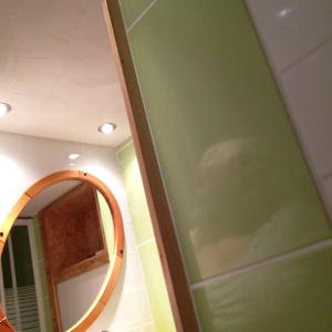een badkamer met een spiegel en een groene muur bij Big in Narbonne