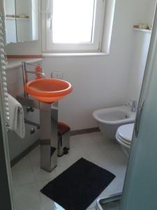 タオルミーナにあるB&B ヴァロ タオルミーナのバスルーム(洗面台、トイレ付)