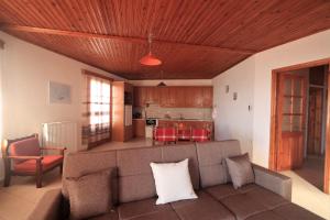 sala de estar con sofá y cocina en Nianthi Apartments, en Mithimna
