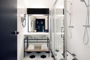 ein Badezimmer mit Waschbecken und Dusche in der Unterkunft HUP in Mierlo