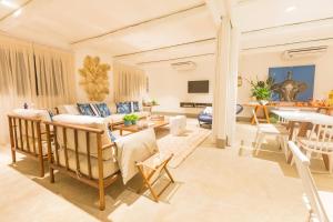 un salon avec un canapé et une table dans l'établissement La Plage Hotel Boutique, à Barra Grande