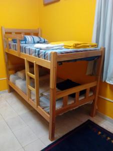 Dviaukštė lova arba lovos apgyvendinimo įstaigoje Mini Hostel Fine Art