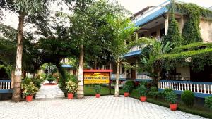 Garður fyrir utan Chitwan Village Resort