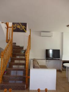 Televízia a/alebo spoločenská miestnosť v ubytovaní Rentalmar Villa California