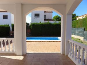 Bazén v ubytovaní Rentalmar Villa California alebo v jeho blízkosti