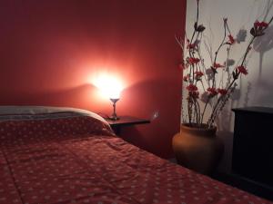Reyes的住宿－Alquiler Monoambiente，一间卧室配有一张床和一张桌子上的台灯
