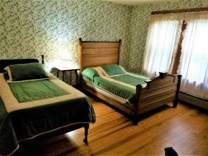 מיטה או מיטות בחדר ב-The Wayside Inn