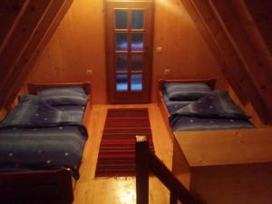 Zimmer im Dachgeschoss mit 2 Betten und einem Fenster in der Unterkunft Vikendica Ristić in Šljivovica