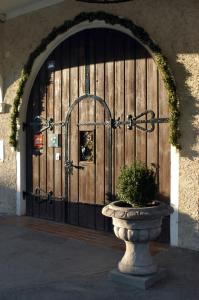 The facade or entrance of Weingut-Pension Stockingerhof