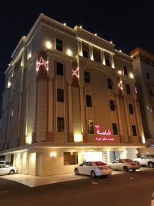 a building with cars parked in front of it at night at شامة جدة للشقق المخدومة in Jeddah