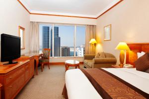 TV a/nebo společenská místnost v ubytování Corniche Hotel Sharjah