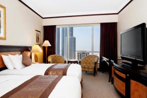 TV a/nebo společenská místnost v ubytování Corniche Hotel Sharjah