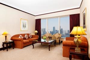 Posezení v ubytování Corniche Hotel Sharjah