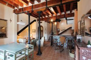 uma sala de estar com uma mesa e uma lareira em Veoapartment Casa Betis em Sevilha