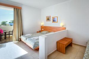 Postel nebo postele na pokoji v ubytování Matina Pefkos Aparthotel