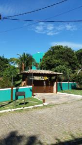 un edificio con una pared azul y un banco en Brava Guest House Búzios, en Búzios