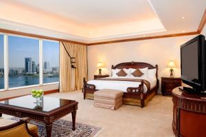 Postel nebo postele na pokoji v ubytování Corniche Hotel Sharjah