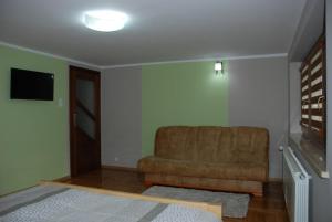 Televízia a/alebo spoločenská miestnosť v ubytovaní Domek Na Wierchu i Apartament na Wierchu