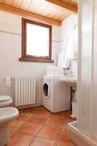 bagno con lavatrice e lavandino di Residence Bait da Mott a Livigno Altre 37 foto