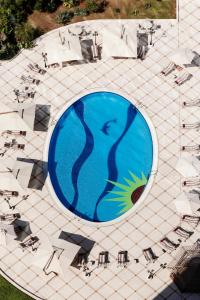 Bazén v ubytování Corniche Hotel Sharjah nebo v jeho okolí