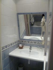 a bathroom with a sink and a mirror at Au limousin in Levallois-Perret