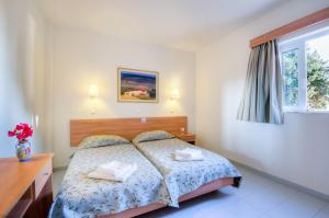 Postel nebo postele na pokoji v ubytování Matina Pefkos Aparthotel