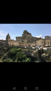 un grupo de edificios en la cima de una montaña en La casa del nonno, en Matera