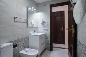 Łazienka w obiekcie Hotel Coral Playa
