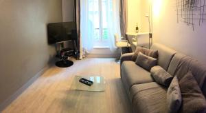 パリにあるApartment Duplex Parisのリビングルーム(ソファ、テレビ付)