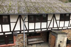 an outside view of a building with a roof at Hommes Haus in Herschbroich