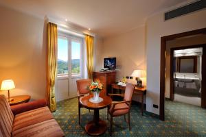 TV a/nebo společenská místnost v ubytování Hotel Eden