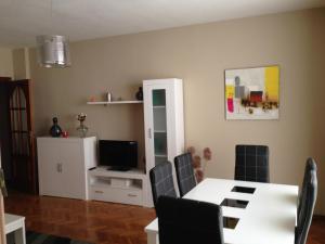 ein Esszimmer mit einem weißen Tisch und Stühlen in der Unterkunft Apartamento Homelife Buenavista 2 in Toledo