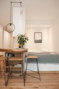 1 dormitorio con 1 cama, mesa y sillas en NEW scandinavian style apartment in Nida, en Nida