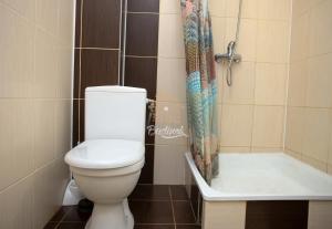 een badkamer met een toilet en een bad bij Котедж "Газда" in Izki