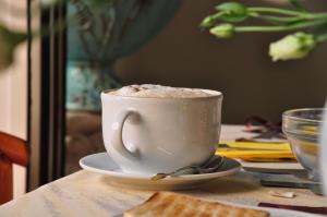 una tazza di caffè seduta su un tavolo di Hotel Miramare a Forte dei Marmi