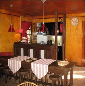 サン・ローラン・シュル・セーヴルにあるLa Cabane du Commandeurのキッチン(テーブル、椅子付)
