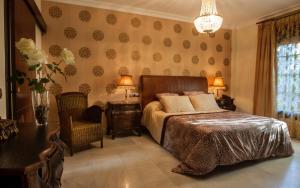 sypialnia z łóżkiem, stołem i krzesłem w obiekcie Hotel Coral Playa w mieście Chiclana de la Frontera