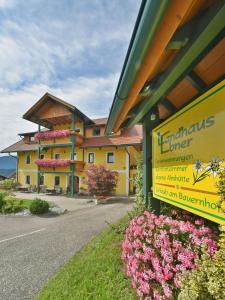 ein Gebäude mit einem Schild an der Straßenseite in der Unterkunft Landhaus Ebner in Millstatt