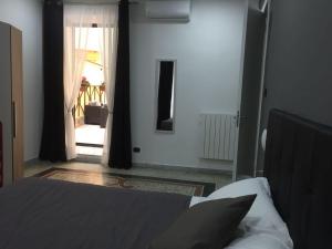 ナポリにあるMB95 - Mezzocannone Luxurious Bed&Breakfastのベッドルーム1室(ベッド1台付)、ドアが備わります。