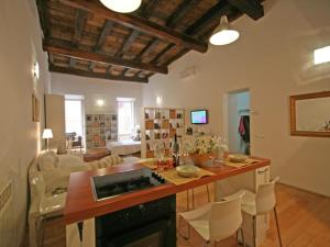 ローマにあるDomus Nymphae - QR10366のキッチン、リビングルーム(テーブル、椅子付)