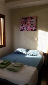 Giường trong phòng chung tại Casa da Márcia - Guarda do Embaú
