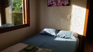 Giường trong phòng chung tại Casa da Márcia - Guarda do Embaú