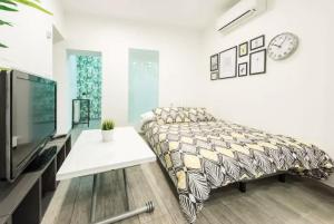 マドリードにあるApartamento Tirso de Molinaのベッドルーム(ベッド1台、テレビ、テーブル付)