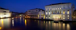 grupa budynków na rzece w nocy w obiekcie KEY LOCATION near Palazzo Grassi w Wenecji