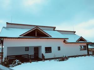 Casa De Sub Piatra saat musim dingin